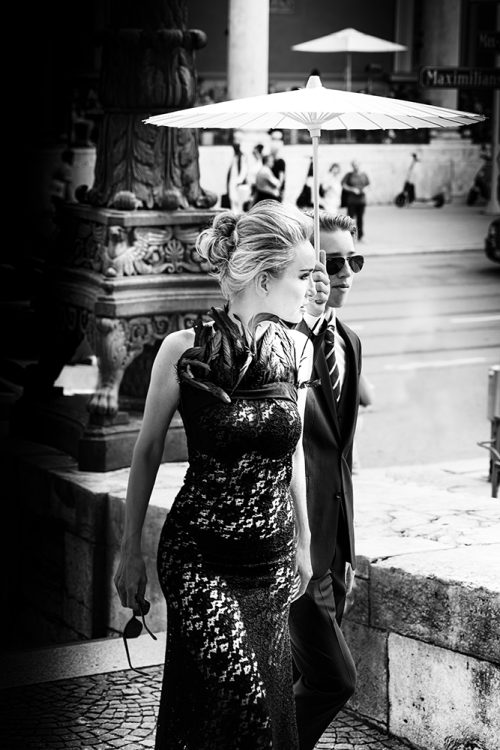 Abendkleid aus Spitze und mit Federn